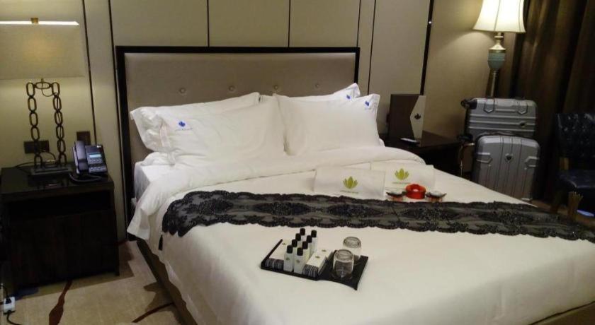 Lotus Blu Hotel Legazpi Bagian luar foto